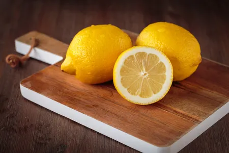 64539197-los-limones-frescos-de-color-amarillo