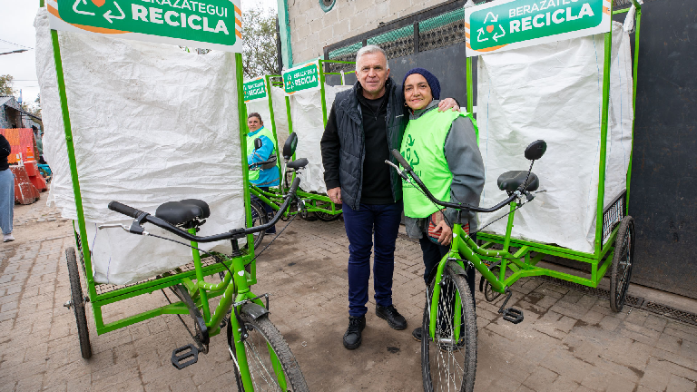 Carlos-Balor-entrego-equipamiento-a-recicladores-trabajadores-de-Berazategui-Recicla