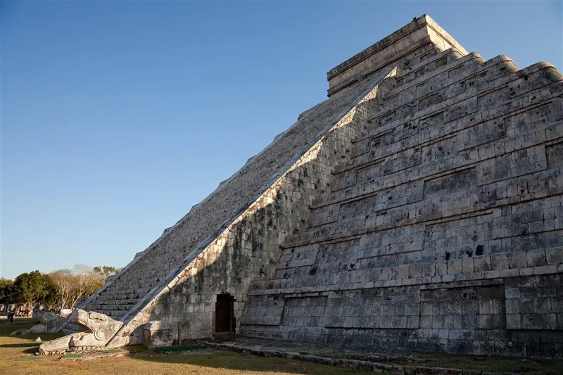 solsticio-de-verano-en-la-piramide-de-chichen-itza-en-mexico_c493daca_800x533