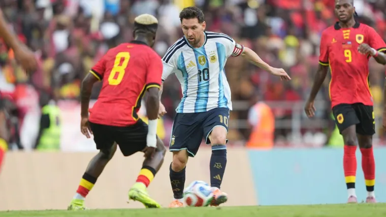 Lionel Messi Argentina vs. Angola 111425.jpg