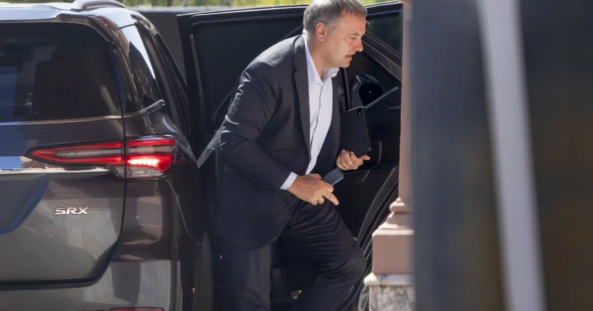 manuel-adorni-baja-del-auto