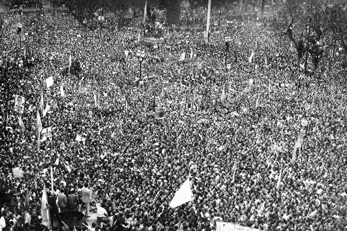 multitud-en-la-plaza-de-mayo-a-la-espera-de-la-UWJS7JR5RVGVBFNCFH7PERJDEM