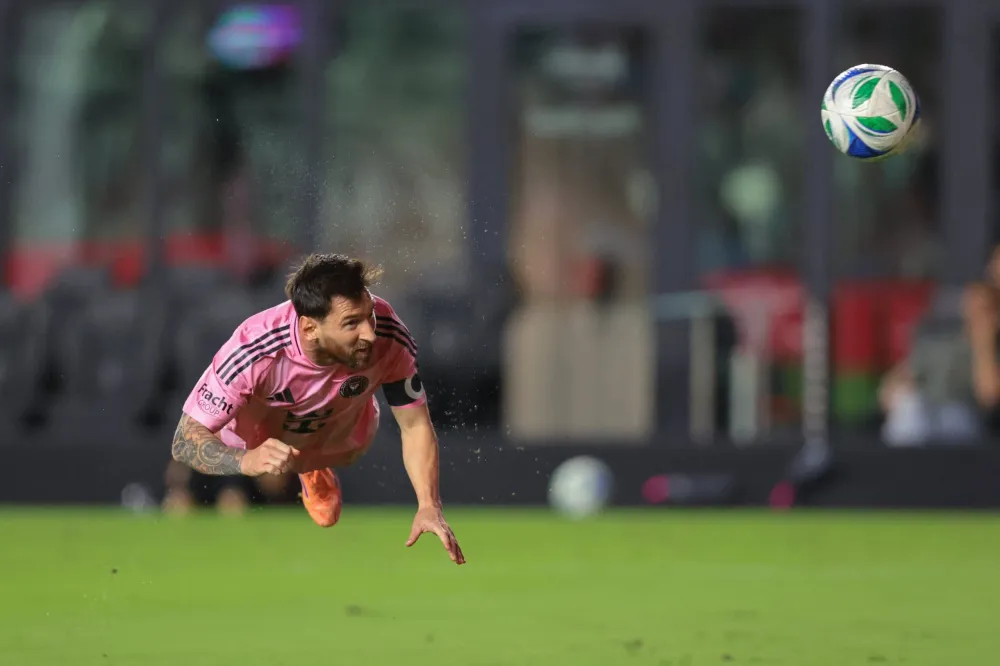 el-golazo-de-palomita-de-lionel-messi-para-abrir-el-marcador-en-inter-miami-nashville-scaled