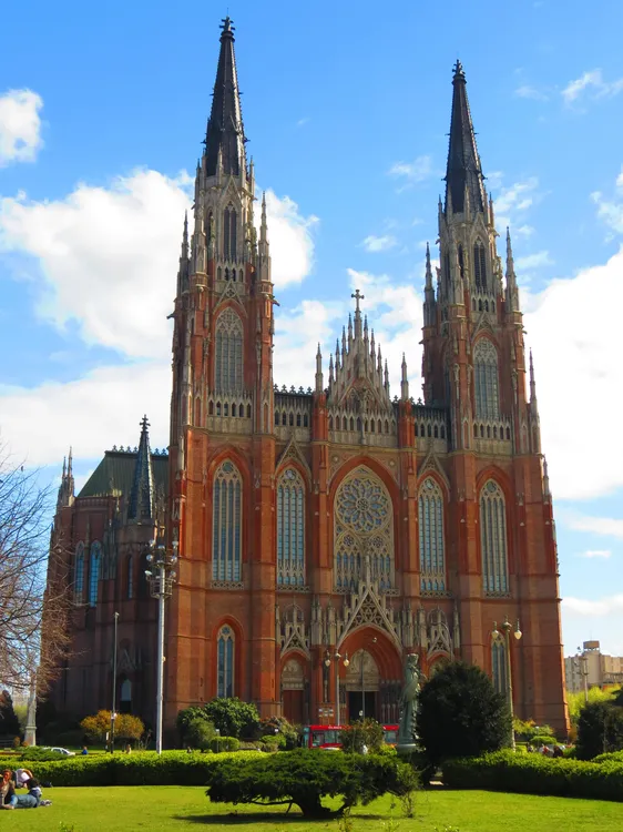 Frente_Iglesia_Catedral_desde_Plaza_Moreno
