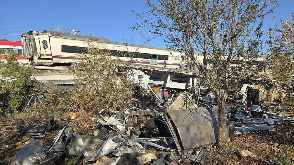 los-trenes-que-han-colisionado-en-urda-toledo-el-ave-2080-y-el-iryo-6076-de-la-ruta-madrid-sevilla-1_da39-2