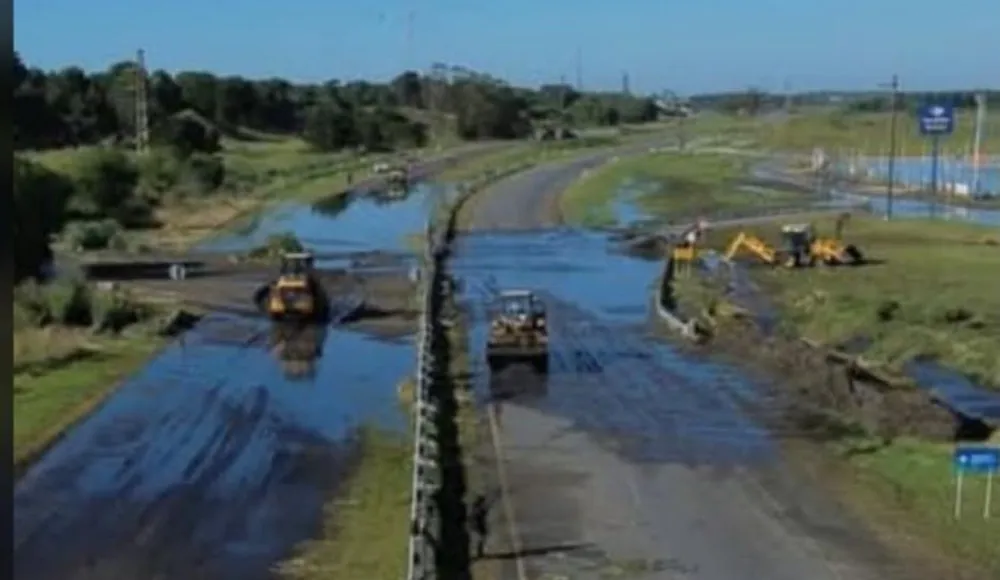 pinamar_cortaron_la_autovia_11_por_un_derrame_cloacal