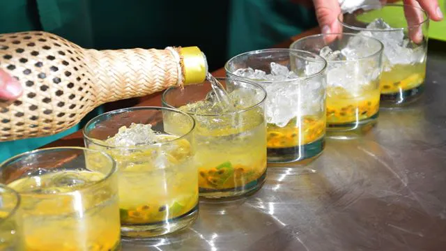 clase-de-drinks-tipicos-brasilenos-con-atardecer-en-la-playa-ipanema_35487_202406281638112.Mobile