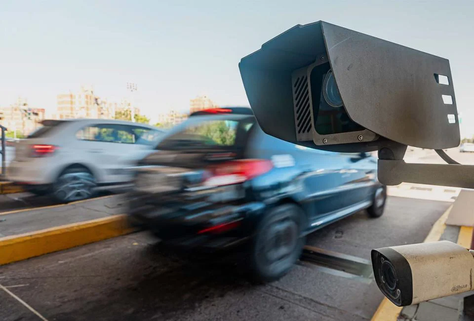 Autopista-Bs.As–La-Plata-desde-el-15-de-septiembre-evadir-el-peaje-sera-sancionado-con-multas-AUBASA-960x650