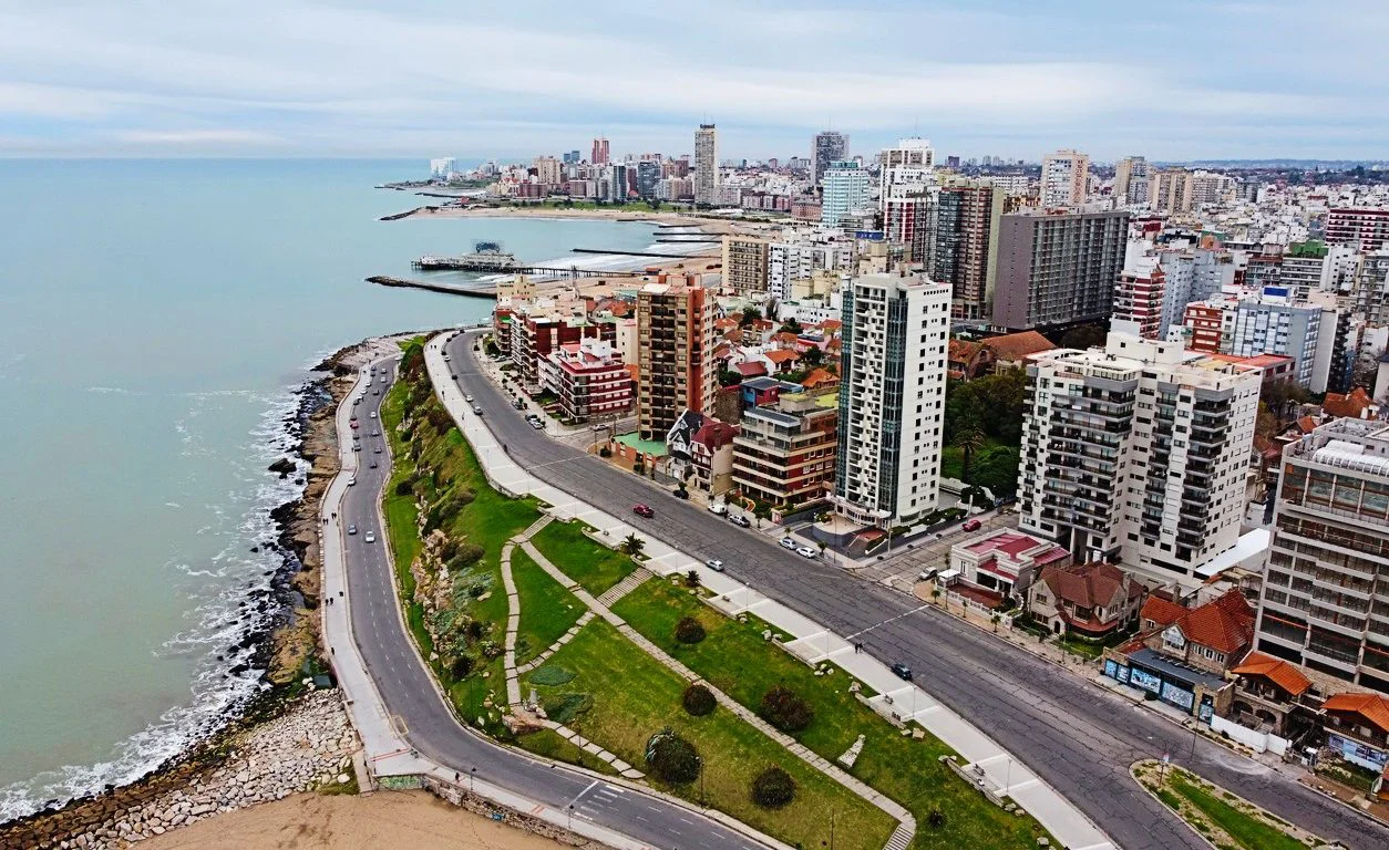 Mar-del-Plata-vista-aerea-dron-costa-playa-mar-edificios-1254x768