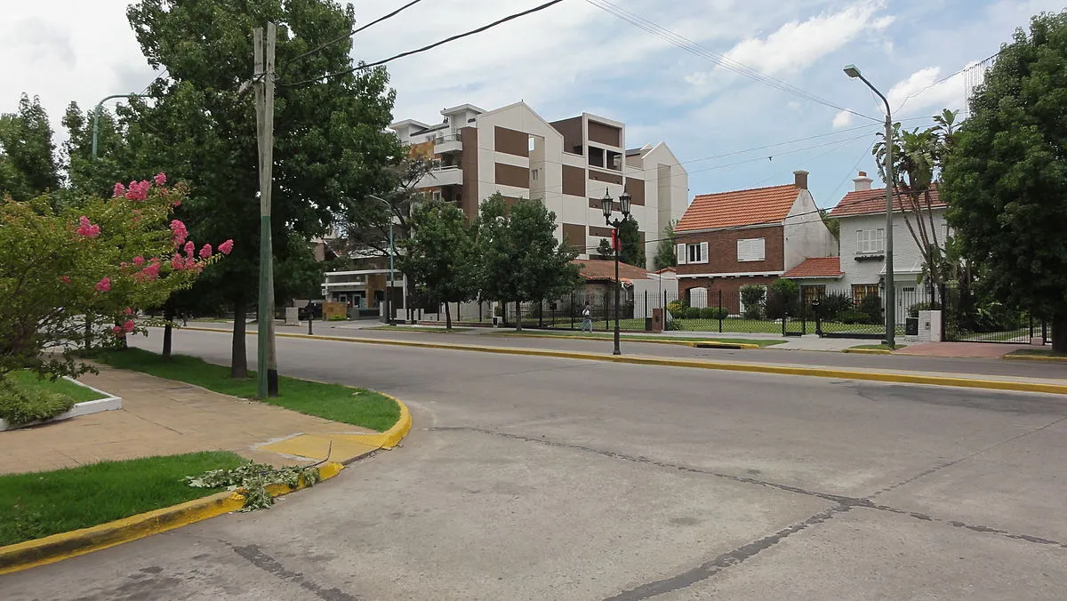 Avenida_Tomás_Espora,_Adrogué